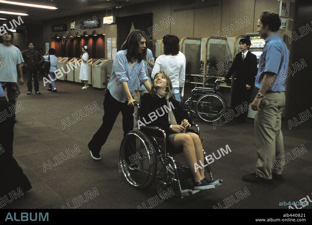 SCARLETT JOHANSSON y SOFIA COPPOLA en LOST IN TRANSLATION, 2003, dirigida por SOFIA COPPOLA. Copyright FOCUS FEATURES / SATO, YOSHIO.