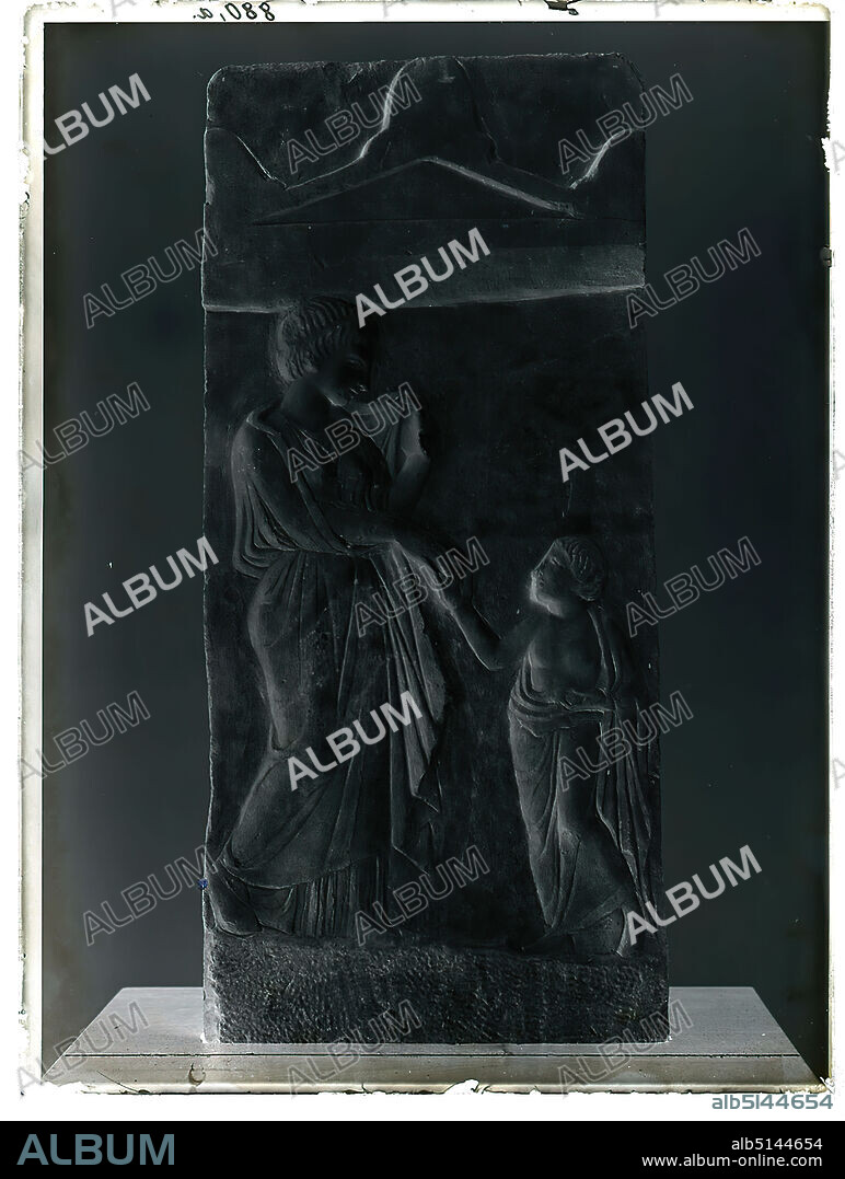 Wilhelm Weimar, grave relief Girl extends her hand to a boy, glass negative, black and white negative process, Total: height: 23.8 cm; width: 17.8 cm, numbered: top right: in black ink: 880.a, work of applied art (marble), young woman, girl, arm positions, gestures, sculpture, sculpture, sculpture, sculpture, sculpture (collecting and exhibiting works of art), gravestone, gravestone slab.