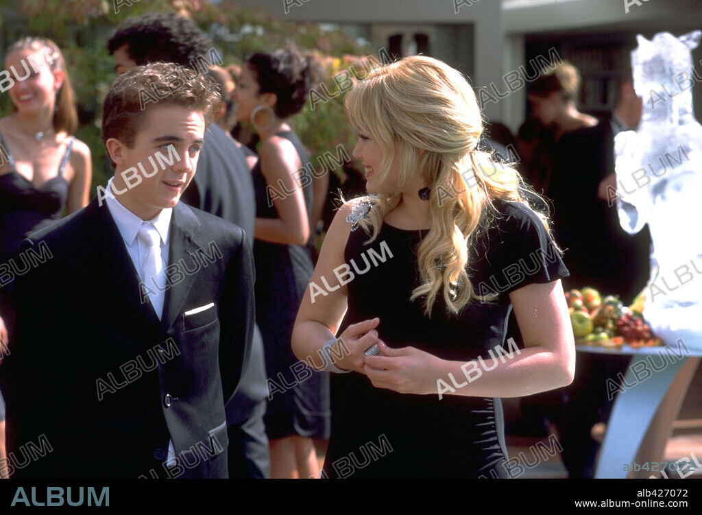 FRANKIE MUNIZ and HILARY DUFF in AGENT CODY BANKS, 2003, directed by HARALD ZWART. Copyright METRO GOLDWYN MAYER.
