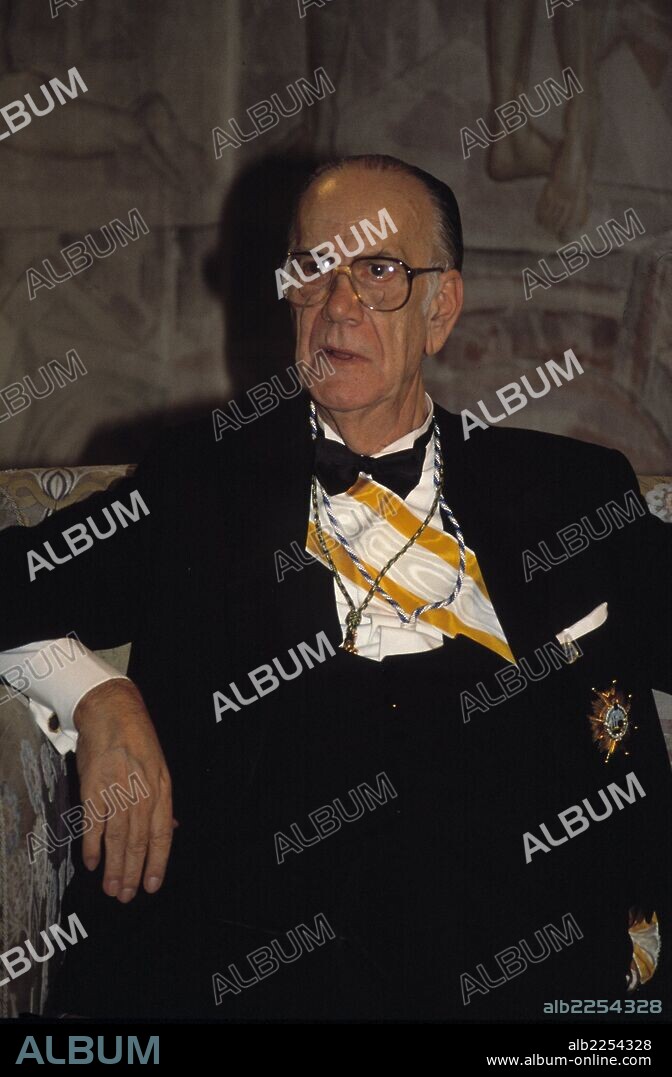 CAMILO JOSE CELA. ESCRITOR ESPAÑOL. 1916 - 2002. PREMIO NOBEL DE LITERATURA EN EL AÑO 1989. FOTOGRAFIA TRAS LA ENTREGA DEL PREMIO.