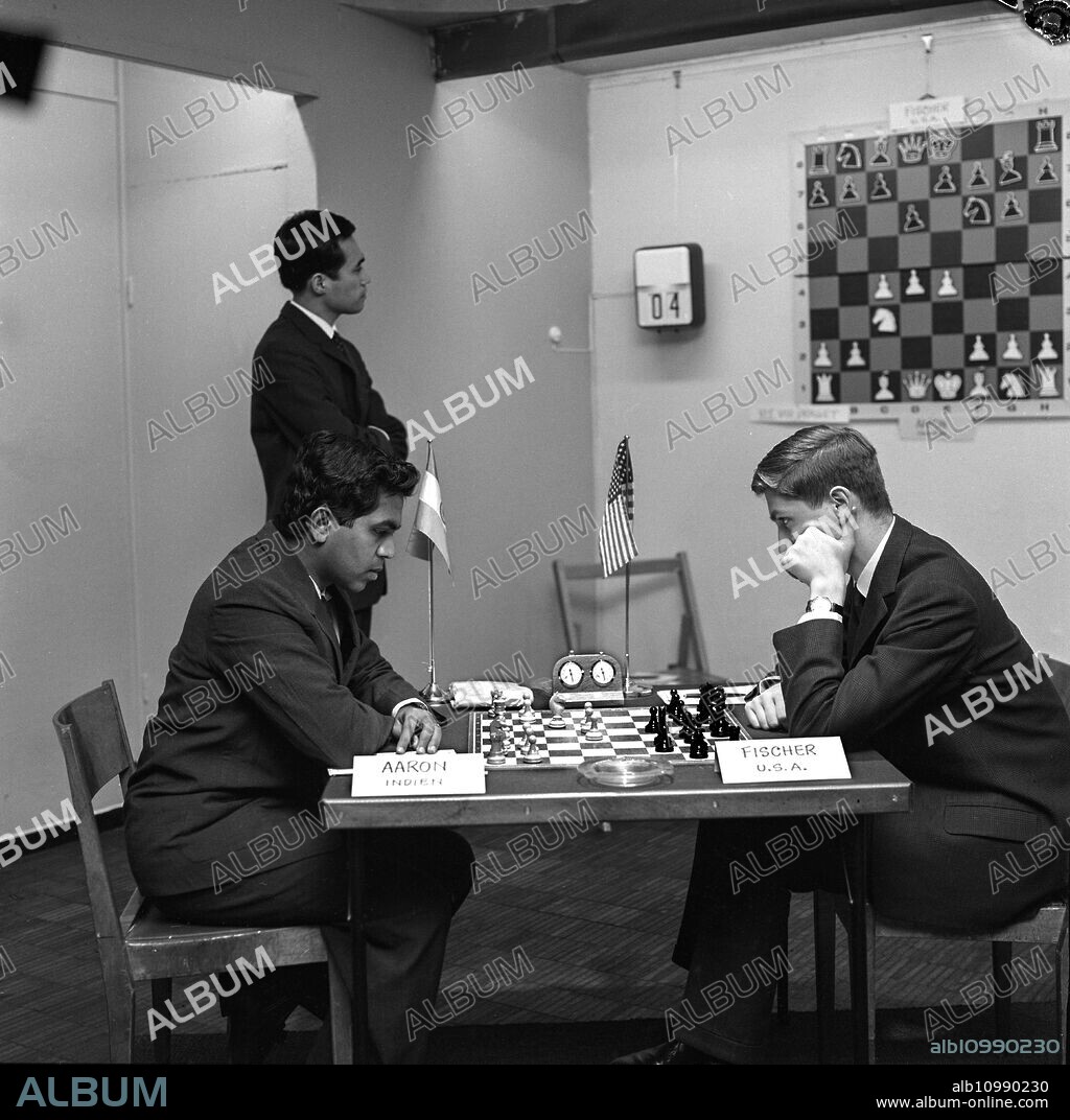 STOCKHOLM 1962-01-30. Indiske schackspelaren Manuel Aaron (tv) och i ett schackparti mot den amerikanske schackspelaren Bobby Fischer (th) under den interzonala schackturneringen i Stockholm, Sverige 30:e januari 1962. ----. Indian chess player Manuel Aaron (L) in a chess game with American chess player Bobby Fischer (R) during the Interzonal Chess Tournament in Stockholm, Sweden January 30 1962. Photo: Ingemar Berling / Dagens Nyheter / TT / Code: 5. ***SvD OUT***.