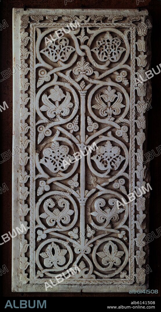 TABLERO DECORATIVO DE MARMOL CON EL TEMA DEL ARBOL DE LA VIDA - PANEL DE ATAURIQUES ARABE - SIGLO X -PROCEDE DE MEDINA AZAHARA - INV 487.