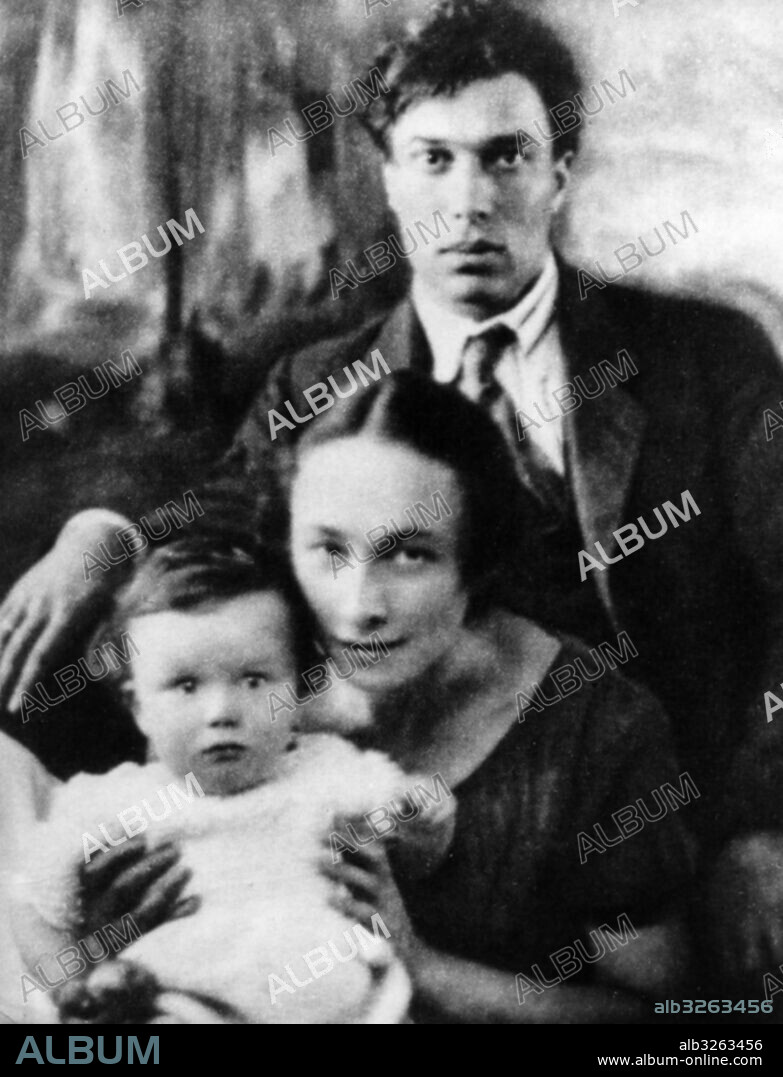 Soviet writer Boris Pasternak with his wife and son. September 1924.