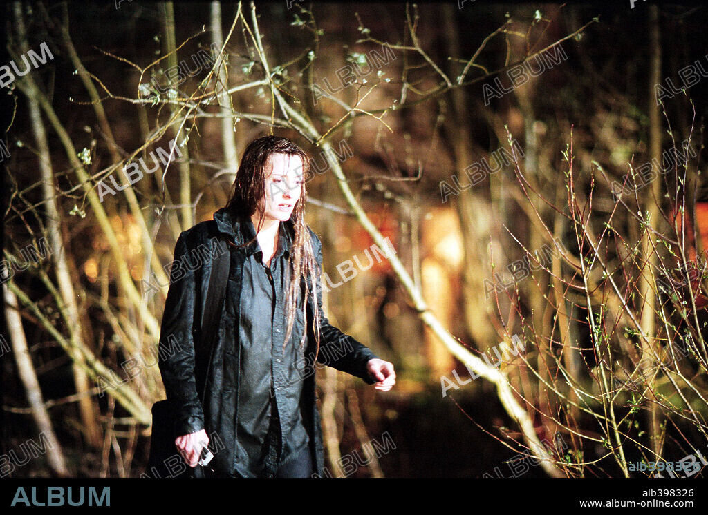 NATASCHA McELHONE in FEARDOTCOM, 2002, directed by WILLIAM MALONE. Copyright MDP WORLWIDE.