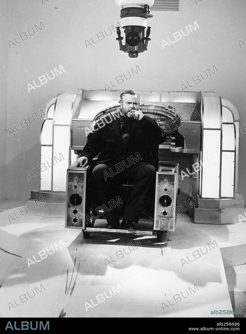 ORSON WELLES in CASINO ROYALE, 1967, directed by JOHN HUSTON, KEN HUGHES, ROBERT PARRISH and VAL GUEST. Copyright COLUMBIA/FAMOUS ARTISTS.