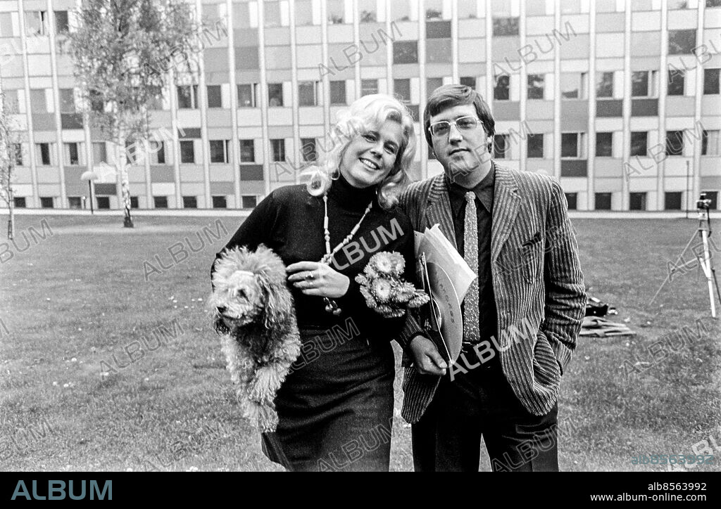 STOCKHOLM 1971.. Kent Finell, programledare och radioproducent, och Mona Krantz, journalist, utanför Radiohuset.. Foto: Ulf Stråhle / RiR / SVT / Kod: 5600. Bild och reportage publ. i RiR 43/71 sid. 8-9 inför ett radioprogram.. RiR 20377 sv/v neg   . Handen i fickan Sällskapsdjur.