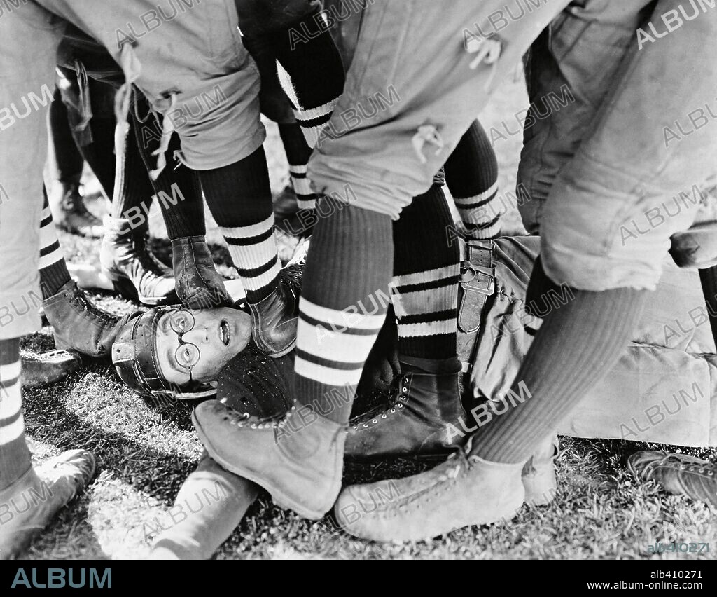 HAROLD LLOYD en EL ESTUDIANTE NOVATO, 1925 (THE FRESHMAN), dirigida por FRED NEWMEYER. Copyright PATHE.