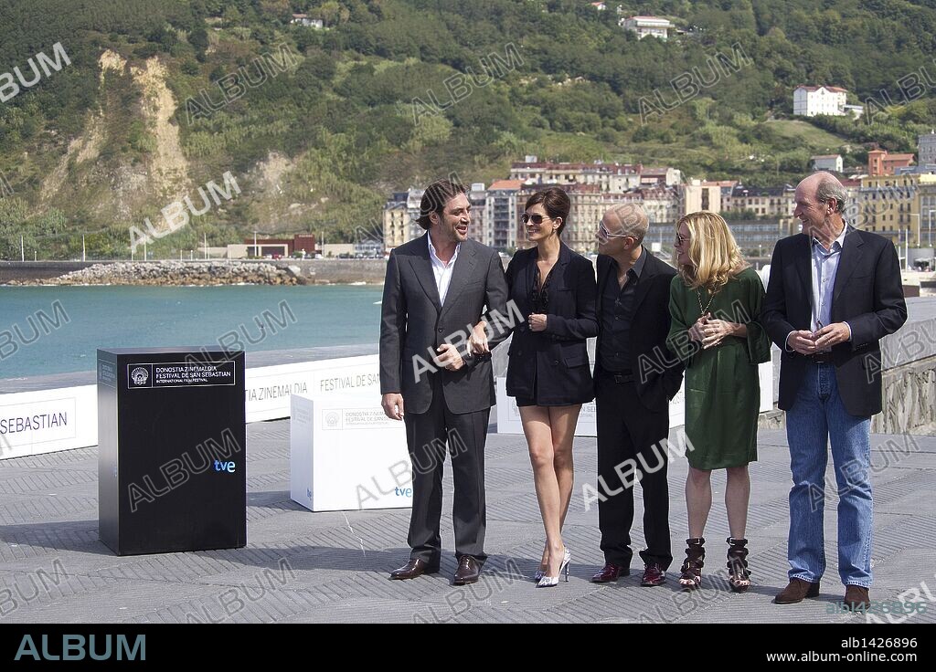 Sept. 20, 2010 - Madrid, San Sebastian, Spain - SAN SEBASTIAN (20/09/2010).- Spanish actor Javier Bardem, actress Julia Roberts, director Ryan Murphy, producer Dede Gardner and actor Richard Jenkins attend photocall of 'Eat, Love, Pray' photocall at the 58th San Sebastian International Film Festival.San Sebastian. 20.09.2010.Credit: Covacs/face to face.- No rights for Spain (Credit Image: © face to face/ZUMApress.com). 20/09/2010