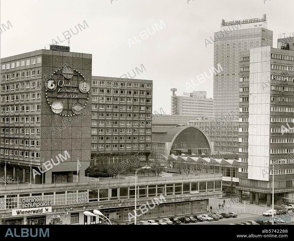 Berlin (Ost), Bezirk Mitte, Rathaus-Passagen. (erb. 1968-72; Arch.: Heinz Graffunder und Kollekiv Lothar Köhler). Teilansicht von der Grunerstraße mit Bahnhof Alexanderplatz und Forum Hotel (vormals Interhotel Stadt Berlin). Foto, 1995.