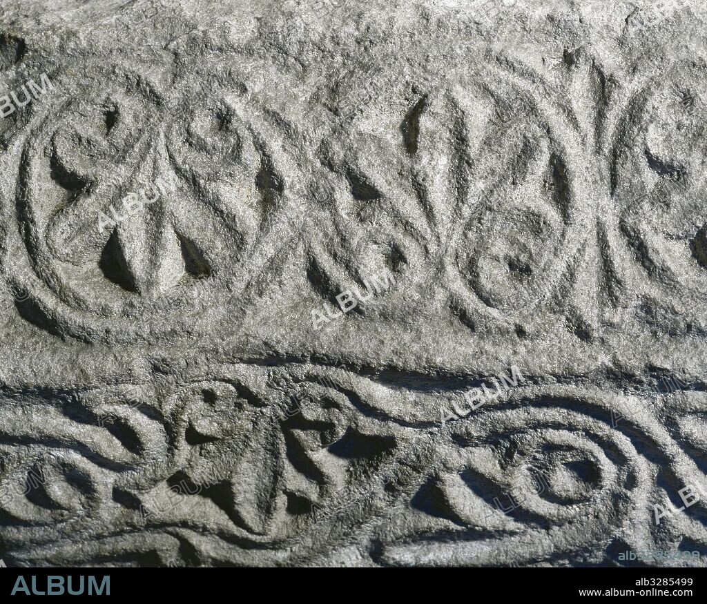ARTE PALEOCRISTIANO. MENSULA (fragmento). Pertenece a la antigua y primera catedral pre-románica de Barcelona. Basíllica Paleocristiana del siglo IV. Destruída por las incursiones musulmanas anteriores al año 1000. Se conservan restos de ella en el subsuelo, junto a la actual catedral. Museo Diocesano de Barcelona. Cataluña.
