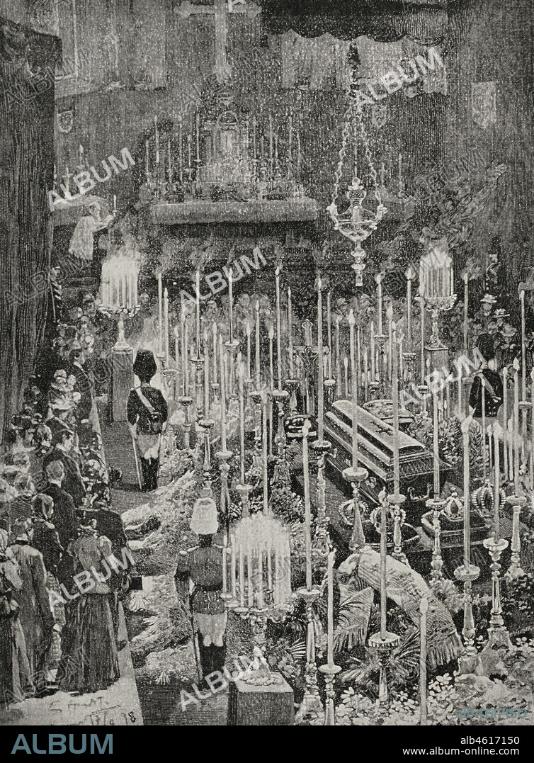 Austria. Viena. Los funerales de la emperatriz Isabel de Austria (1837-1898). Emperatriz de Austria (1854-1898). El público visitando el cadáver de Isabel en la capilla del palacio imperial de Hofburg, el 16 de septiembre de 1898. La emperatriz fue asesinada por un anarquista italiano, Luigi Lucheni, mientras paseaba por el lago Lemán en Ginebra. Fotograbado. La Ilustración Española y Americana, 1898.