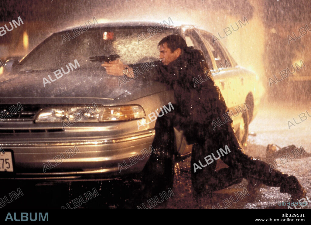 MEL GIBSON en ARMA LETAL 4, 1998 (LETHAL WEAPON 4), dirigida por RICHARD DONNER. Copyright SILVER PICTURES/WARNER BROS / COOPER, ANDREW.