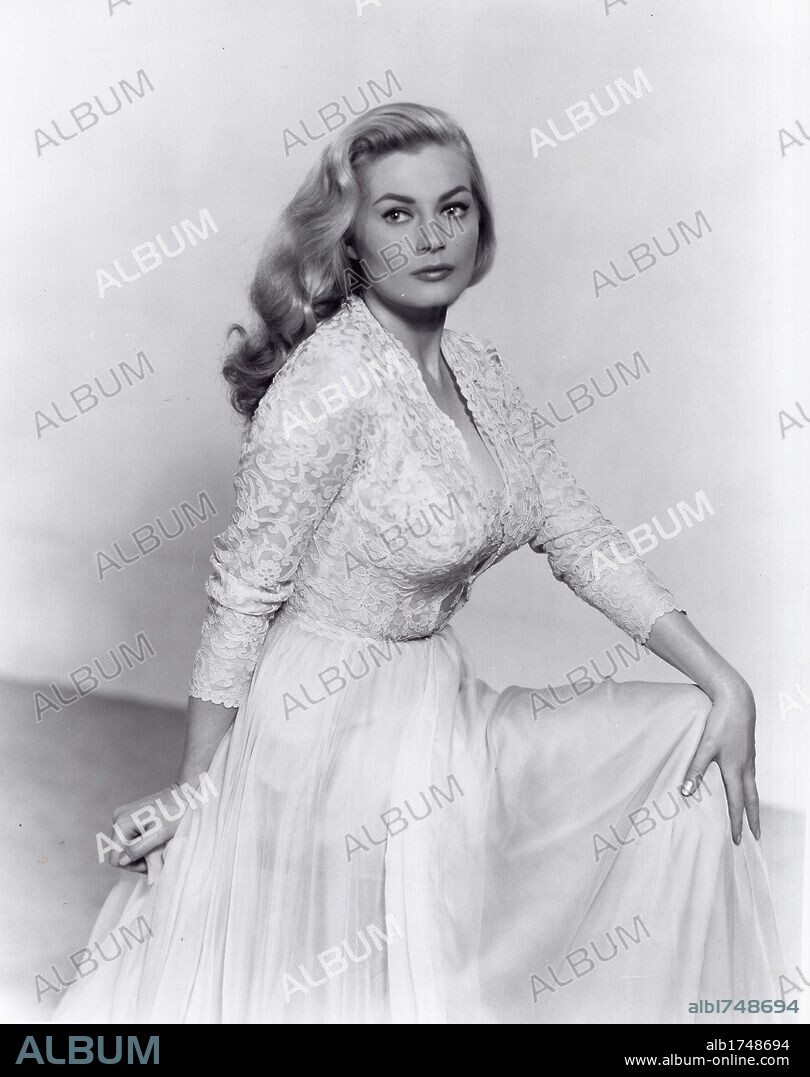 ANITA EKBERG en CONFLICTO INTIMO, 1958 (THE MAN INSIDE), dirigida por JOHN GILLING. Copyright COLUMBIA PICTURES.
