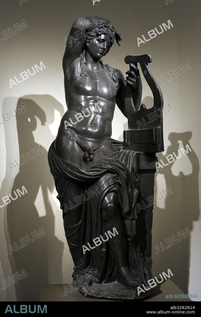 Escultura del dios Apolo tocando la lira. Siglo I d. C. Material, greywacke. Copia de una estatua de culto procedente del Templo de Apolo en Circo, trabajo del escultor ateniense Timarchides I (179 a. C.). Museo Arquelógico Nacional. Nápoles. Italia.