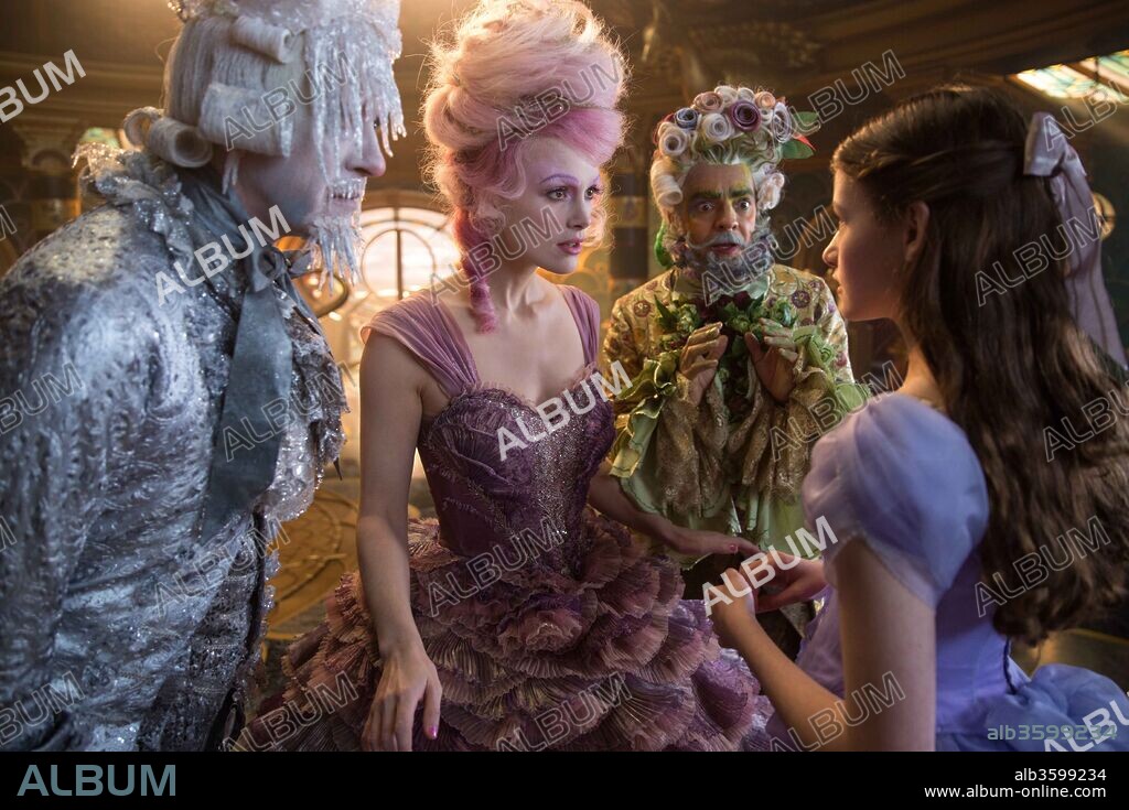 KEIRA KNIGHTLEY and MACKENZIE FOY in THE NUTCRACKER AND THE FOUR REALMS, 2018, directed by JOE JOHNSTON and LASSE HALLSTROM. Copyright WALT DISNEY PICTURES.