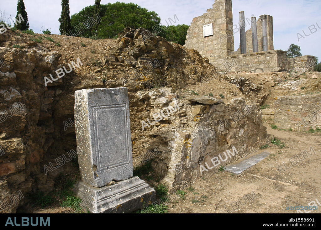Portugal. Roman ruins of Miróbriga. Ancient Lusitanian settlement whose present-day ruins are dated to the Roman period, between the 1st and 4th centuries. Forum. In the foreground, a stele with an inscription dedicated to a citizen of Italica. Surrounding area of Santiago do Cacém. Alentejo Region.
