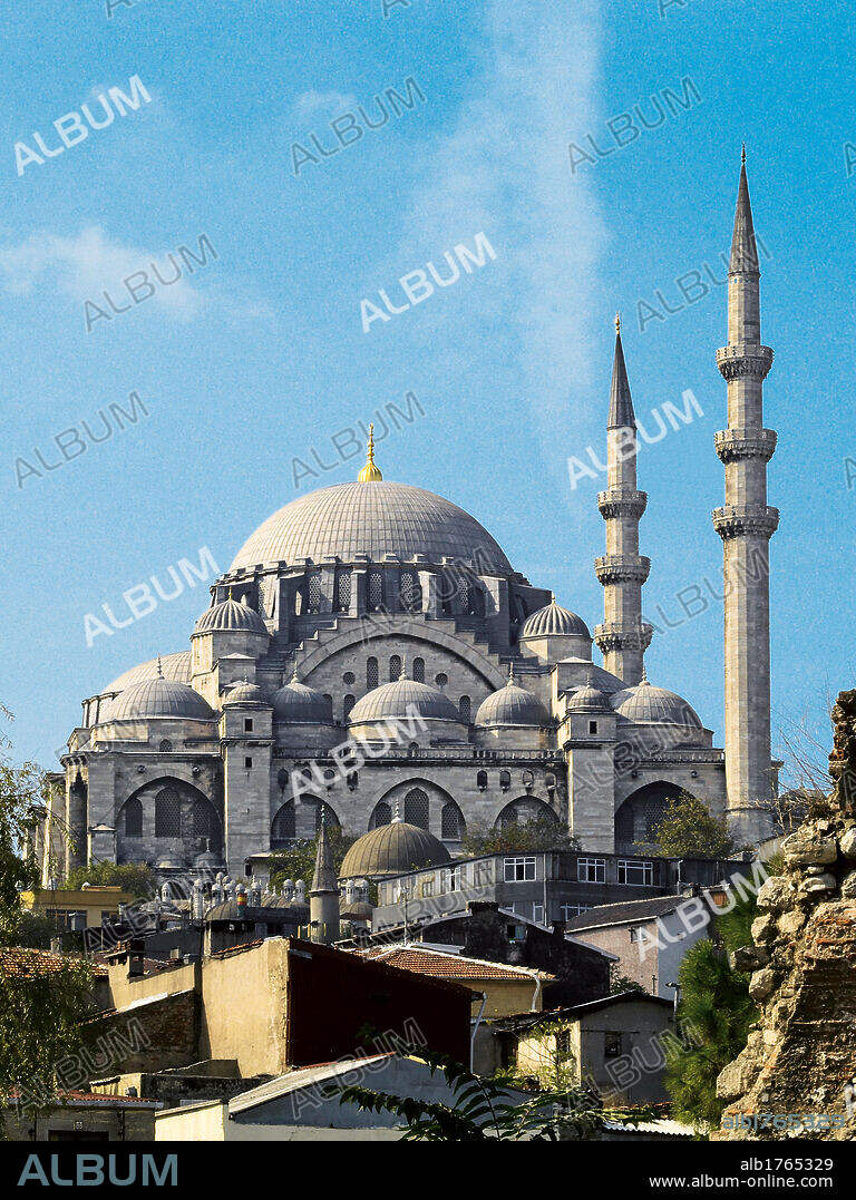 Sleymaniye Cami (Mosque of Suleiman), by Mimar Sinan, 1550-1557, 16th Century,. Turkey, Istanbul, Istanbul, Sleymaniye Cami (Mosque of Suleiman). View Sleymaniye Cami, Mosque of Suleiman, imposing but graceful depressed dome according to Byzantine stylistic standards. The middle wall, crowned by a wide spanning stepped arch, is lighted by a goodly number of windows and is harmoniously laid on the three domes below, which are likewise matched by the two other domes in the corners. 2009 photograph.