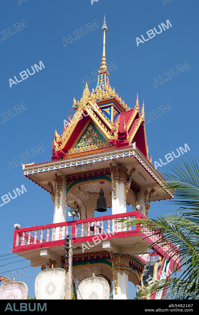 Wat Phra Nang Sang was founded in the 19th century by a local lady of good family, hence the name, phra nang sang, meaning ‘built by the revered lady’. Her real name seems to have been forgotten. According to local lore, she travelled to Sri Lanka on a pilgrimage and, to give thanks on her safe return, she sponsored the building of this temple. Later she fell foul of a local ruler who ordered her head cut off, only to find her blood flowed white with purity.