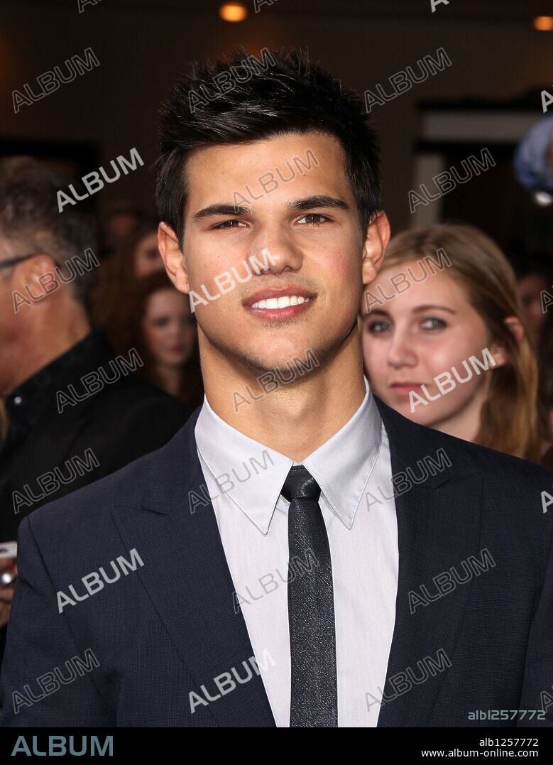 Nov 16, 2009 - Westwood, California, USA - Actor TAYLOR LAUTNER arriving to the 'Twilight Saga: New Moon' Los Angeles Premiere held at the Village and Bruin Theaters. 16/11/2009