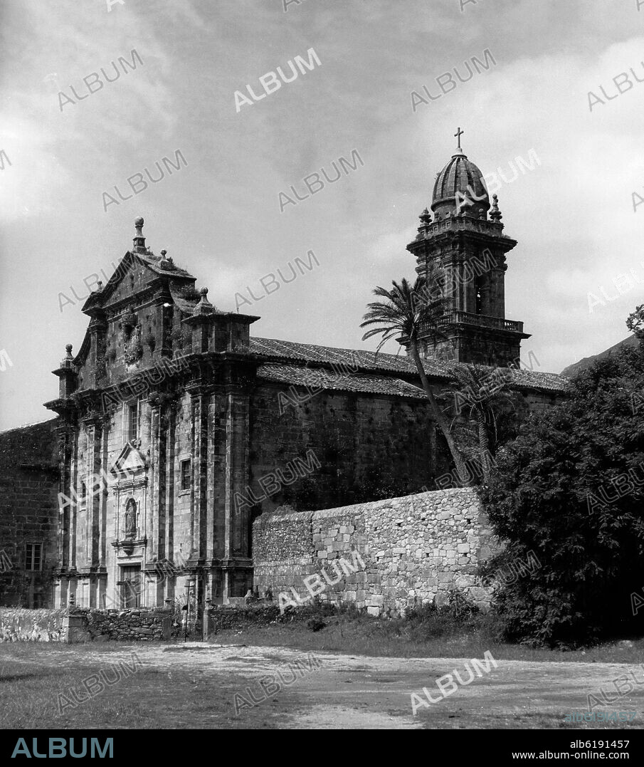 FACHADA BARROCA DE LA IGLESIA DEL MONASTERIO DE SANTA MARIA DE OIA - SIGLO XVIII - FOTOGRAFIA EN BLANCO Y NEGRO - AÑOS 50.