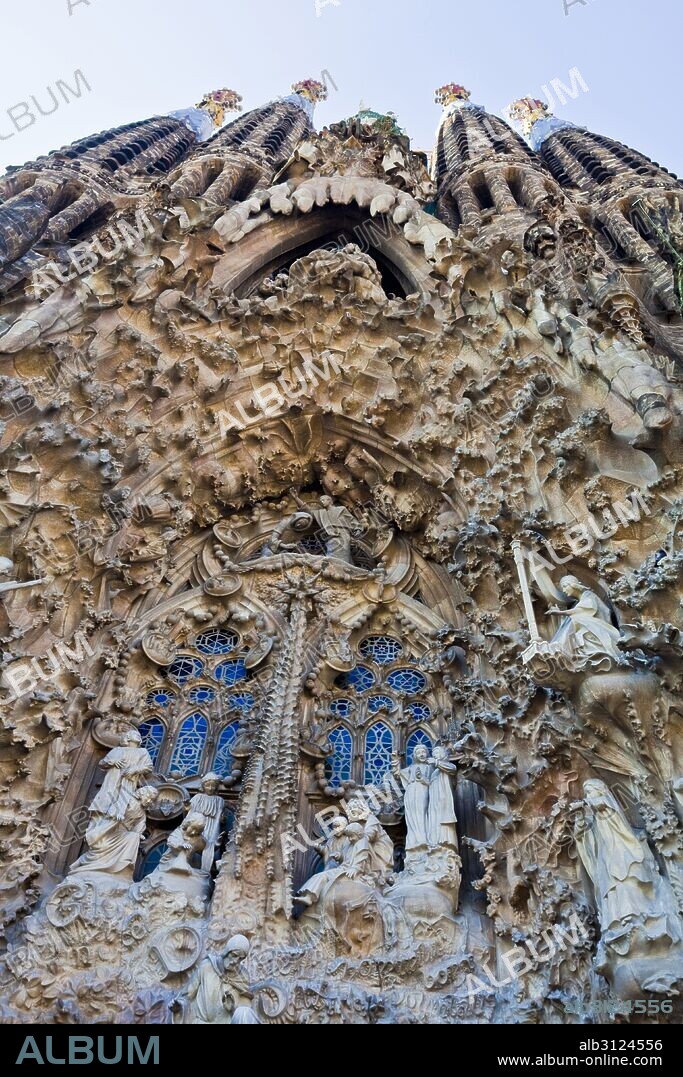Antoni GAUDI (1852-1926). Arquitecto español. BASILICA DE LA SAGRADA FAMILIA. FACHADA DEL NACIMIENTO. PORTICO DE LA CARIDAD. Barcelona. Cataluña.