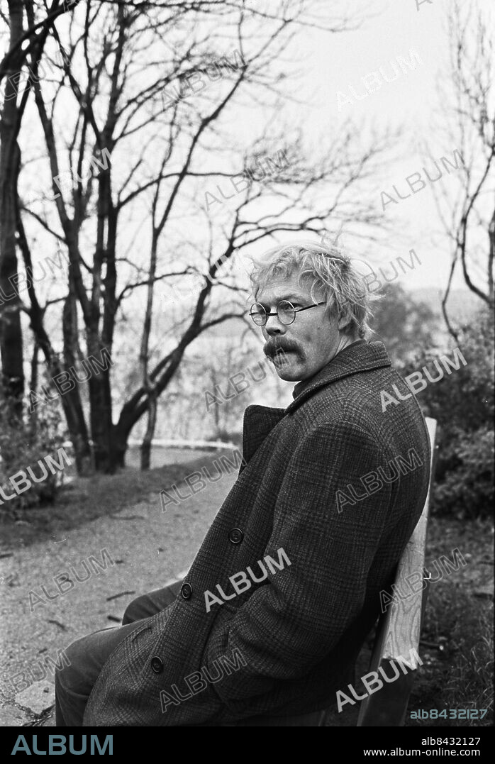 STOCKHOLM 1969-11-10.. Bernt Lundquist, skådespelare, som medverkar i "Som du ser, Joe" i TV.. Foto: Bertil S-son Åberg / RiR / SVT / Kod: 5600.. RiR 19663 sv/v neg   . Mustascher.