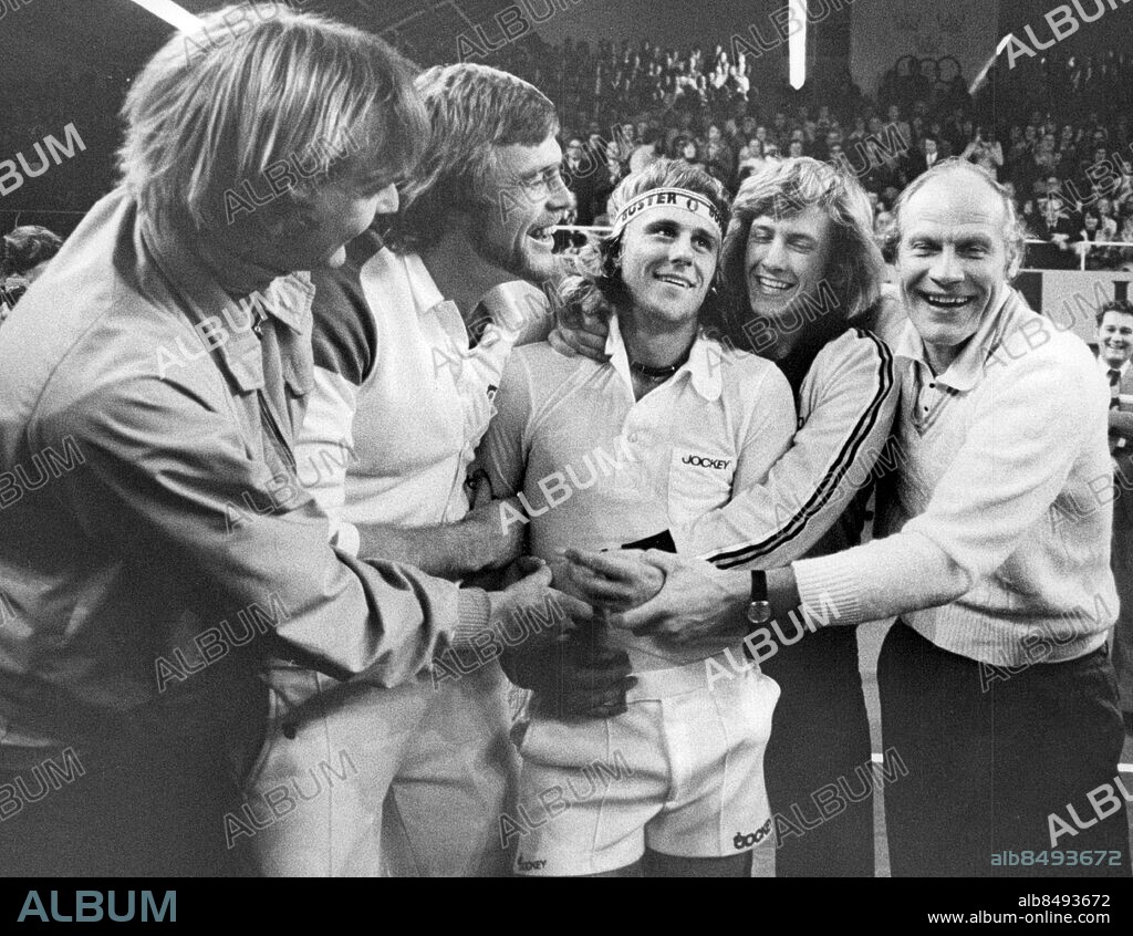 Stockholm 1975-12-21. Tennisspelarna Birger Andersson, Ove Bengtson, Björn Borg, Rolf Norberg och kaptenen Lennart Bergelin firar segern i Davis Cup mot Tjeckoslovakien i Kungliga Tennishallen i Stockholm. Foto: Gunnar Lundmark / SvD / TT / kod 12014.