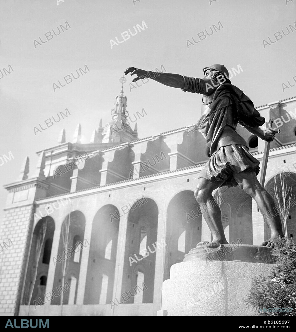 ESTATUA DE DAVID JUNTO AL MUSEO DE AMERICA - FOTOGRAFIA EN BLANCO Y NEGRO - AÑOS 60.