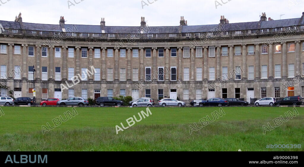 The Royal Crescent. A row of Georgian terraced houses in the city of Bath, England. Designed by the architect John Wood the Younger. built between 1767 and 1774.
