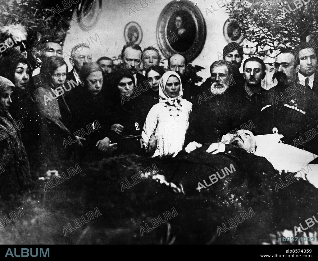SEKLET - POLITIK - 20 - Vladimir Lenin död. Lenin avled i staden Gorkij den 21:a januari 1924, 53 år gammal. Dödsorsaken angavs officiellt vara "höggradig hjärnskleros till följd av en alltför intensiv hjärnverksamhet". Han hade lett sitt land sedan 1917, då han under oktoberrevolutionen valdes till ordförande vid de folkdeputerades råd. Bilden visar Lenin på lit de parade i Unionernas hus i Moskva. Nära kistan står hans fru Kruppskaya (1) och hans syster Maria Illichna (2). Den 27:e januaribisätts Lenin i ett mausoleum på Röda torget. Foto: UPI Kod: 450/ 9909 . COPYRIGHT SCANPIX SWEDEN.