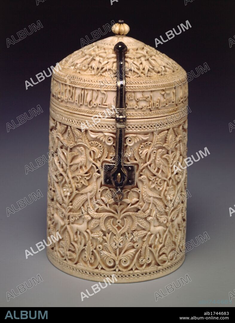 Madrid, M.A.N. Arte Edad Media. Bote de Zamora. Pieza maestra a caballo entre lo importado y lo nativo, forma parte del tesoro de su catedral. De importancia es su materia (marfil de elefante). Con tapa semiesférica y charnela de cierre con inscripción acreditativa. 946 d.c.