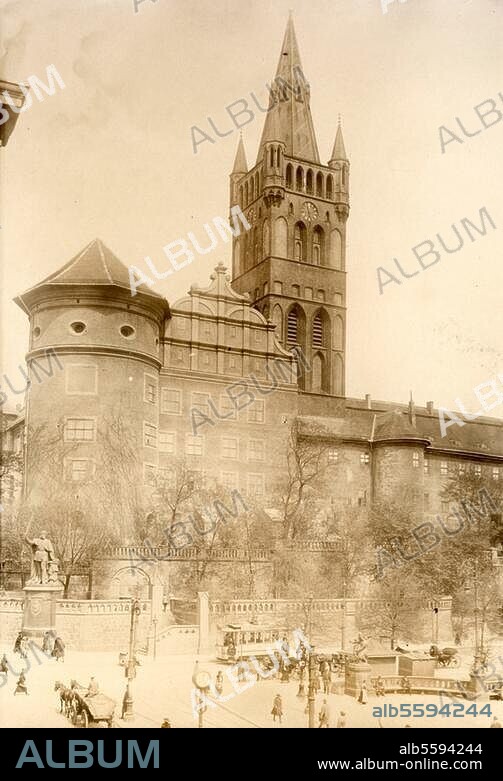Königsberg (Ostpreußen), Schloß. (13. Jh., 1584-94 u. 1705-12 erweitert). Außenansicht mit Schloßturm und Kaiser-Wilhelm-Denkmal (1894). Foto, um 1919.