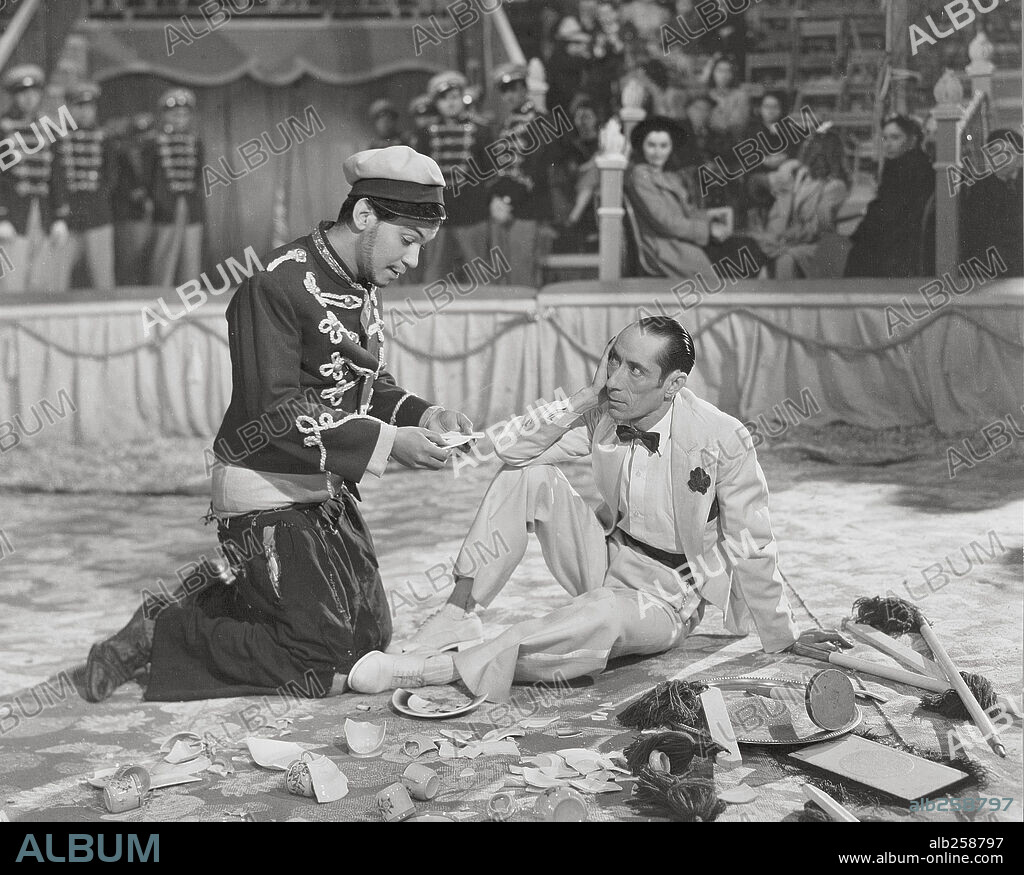 CANTINFLAS in EL CIRCO, 1943, directed by MIGUEL M. DELGADO. Copyright POSA FILMS, S.A.