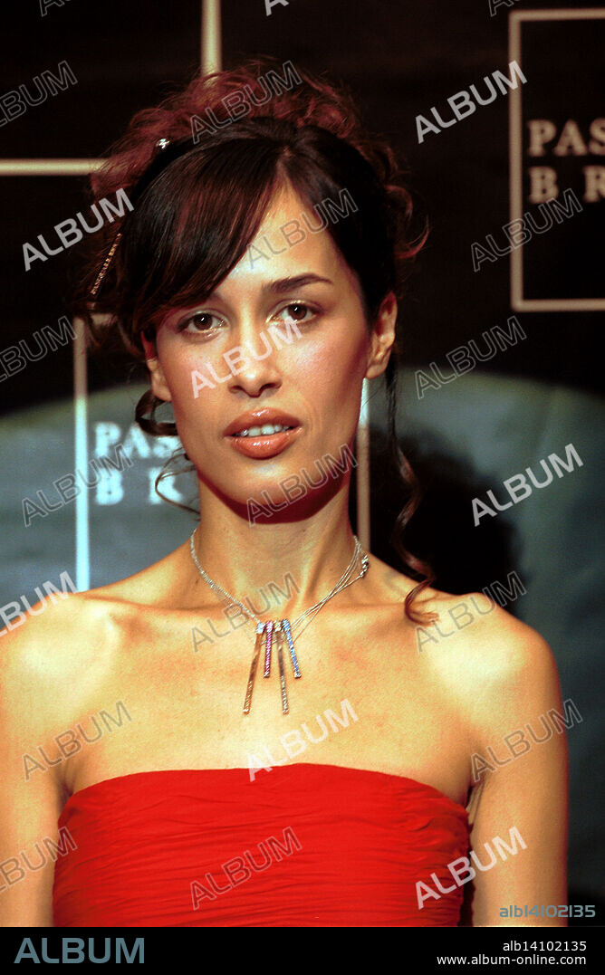 Dolores Chaplin, actríz y modelo internacional (nieta de Charlie Chaplin) presenta las joyas del creador italiano Pasqual Bruni "il fiammifero" (el mechero) Barcelona 25 10 2001.
