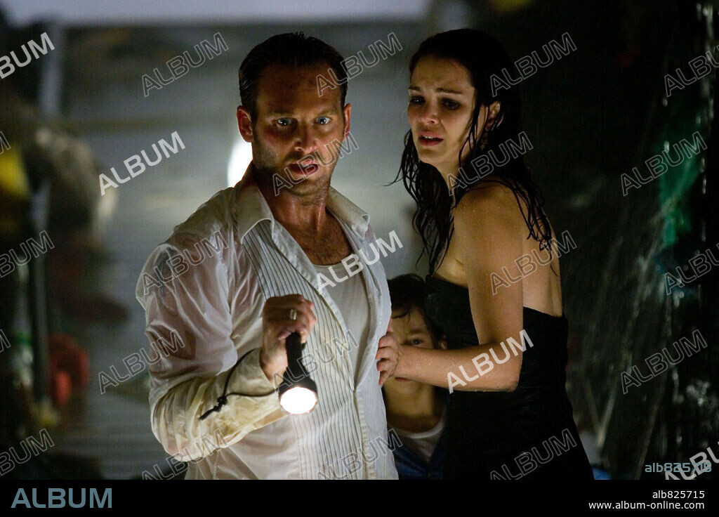 JACINDA BARRETT and JOSH LUCAS in POSEIDON, 2006, directed by WOLFGANG PETERSEN. Copyright WARNER BROS.