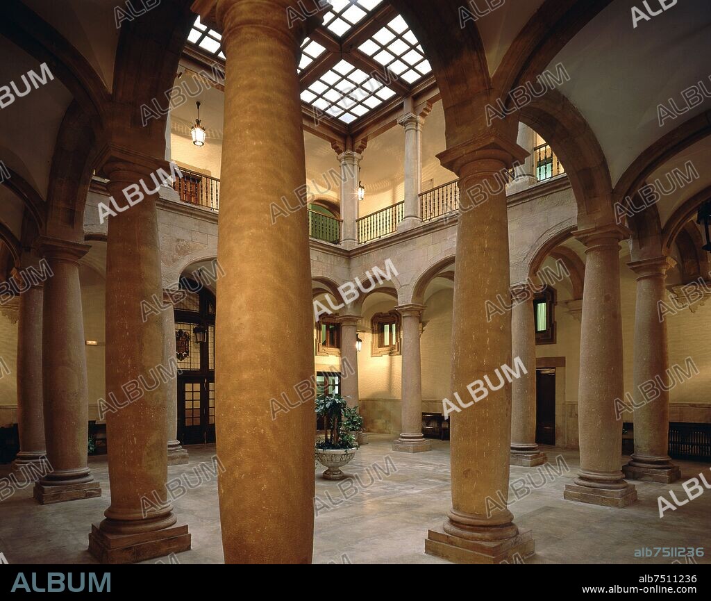 FERNANDEZ LORENZANA PEDRO Y SUAREZ SOLAR DOMINGO. PATIO INTERIOR DEL ANTIGUO PALACIO DE CAMPOSAGRADO CONSTRUCCION DEL SIGLO XVIII CONVERTIDO EN AUDIENCIA.