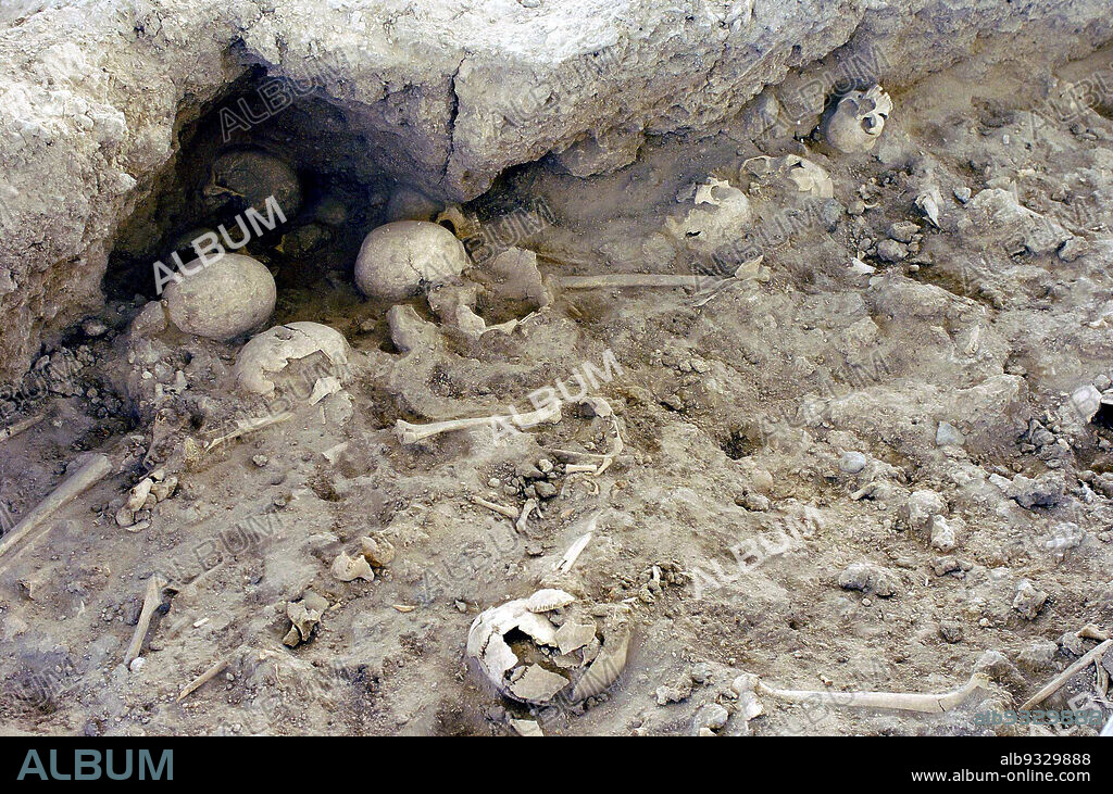 ESPAÑA-ARQUEOLOGIA-CARAVACA:MUR04. CARAVACA DE LA CRUZ (MURCIA), 02/04/08.- Vista del yacimiento localizado en el paraje de Los Molinos de la localidad murciana de Caravaca, que alberga más de 300 esqueletos humanos, que datan de hace 4.000 ó 5.000 años, lo que lo convierte, "probablemente", en el enterramiento prehistórico "más importante de la península", según sus descubridores. EFE/Juan Francisco Moreno.