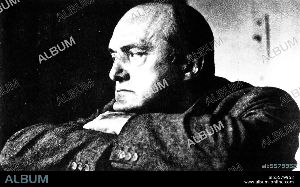 Beckmann, Max Maler und Graphiker Leipzig 12.2.1884 - New York 27.12.1950. Max Beckmann in seinem Atelier in Amsterdam. Foto, 1938.