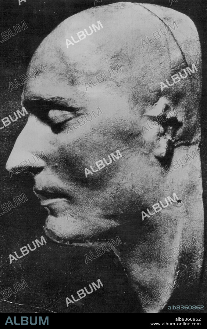 Modern Science Explains Death Of The Famous - Napoleon died of cancer of the stomach. After his hair was cut off for his family, this death mask was made by his physician, who had not realized the ex-Emperor was seriously ill. December 14, 1950. (Photo by Register and Tribute Syndicate Photoservice).