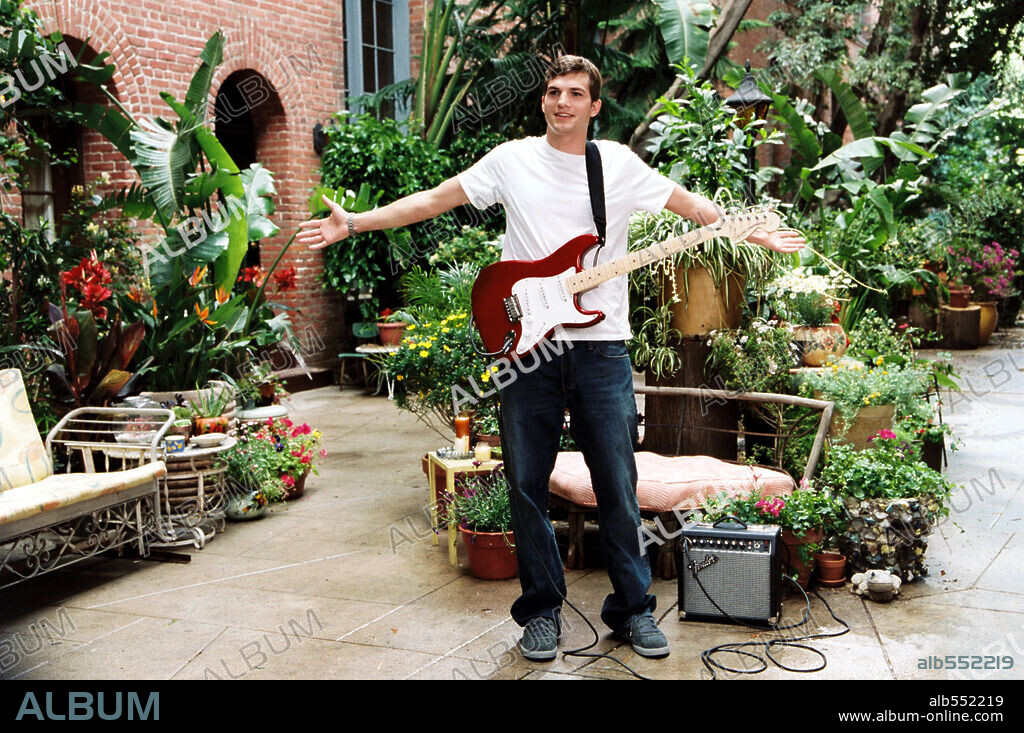 ASHTON KUTCHER en LOT LIKE LOVE, A [EL AMOR ES LO QUE TIENE], 2005 (A LOT LIKE LOVE), dirigida por NIGEL COLE. Copyright DISNEY ENTERPRISES.