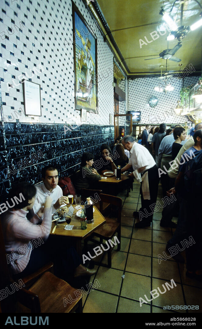 Bar Pilar (plaza Tossal) en barrio del Carmen; especialidad en mejillones.