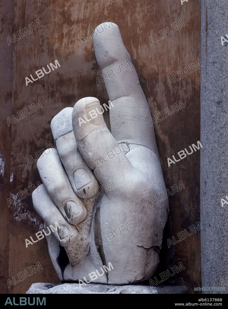 ESTATUA COLOSAL DE CONSTANTINO: MANO DERECHA 313/324 DC. SE ENCUENTRA EN EL PATIO DEL PALACIO DE LOS CONSERVADORES.