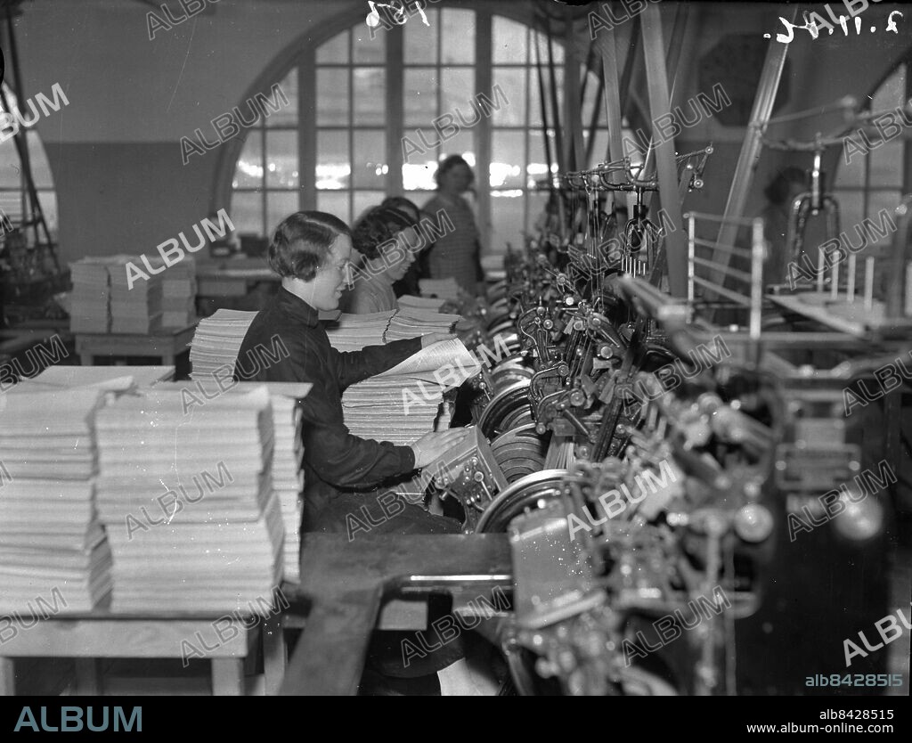 Göteborg 1936-11-17 - Dessa damer binder vår telefonkatalog med hjälp av maskiner - Melins boktryckeri - - Gustaf Melin - *** Local Caption *** GT Låda 1936-nov-01. KAMERAREPORTAGE.