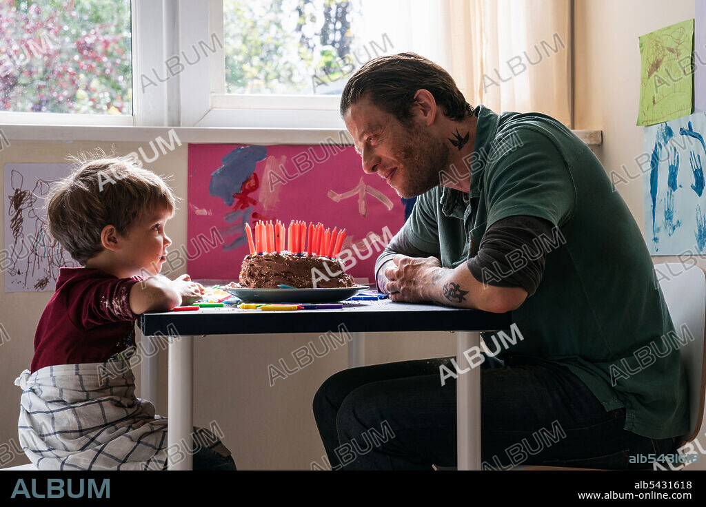 DANIEL LAMONT y JAMES NORTON en CERCA DE TI, 2020 (NOWHERE SPECIAL), dirigida por UBERTO PASOLINI. Copyright PICOMEDIA.