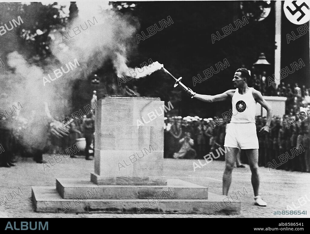 ARKIV 1936 . Den olympiska elden tänds i Berlin 1936. Siste man i fackelstafetten från Olympia i Grekland är den tyske friidrottaren Fritz Schilgen.. The olympic fire in Berlin 1936.. Foto: TT / Kod 1900.