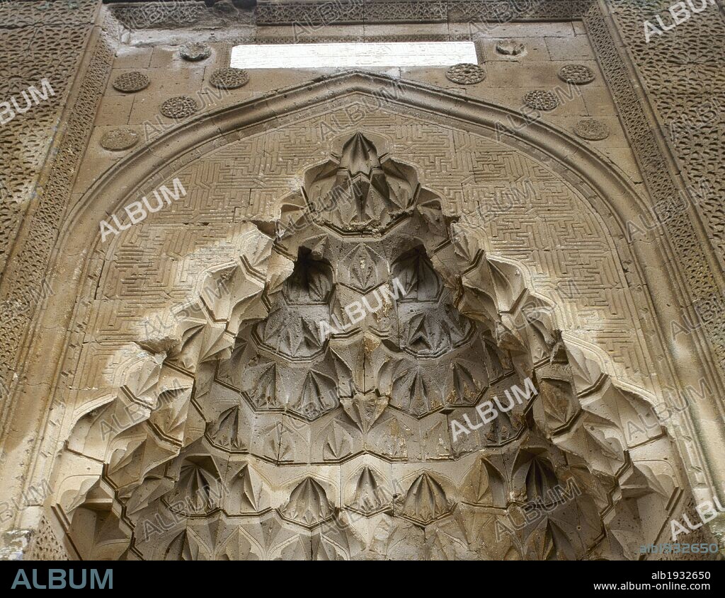 ARTE ISLAMICO. EPOCA SELYUCIDA. TURQUIA. Detalle del arco de la fachada de entrada del Caravasar de Agzikarahan-Hoca Mesut. Construido entre 1231-1239. Región de Capadocia.