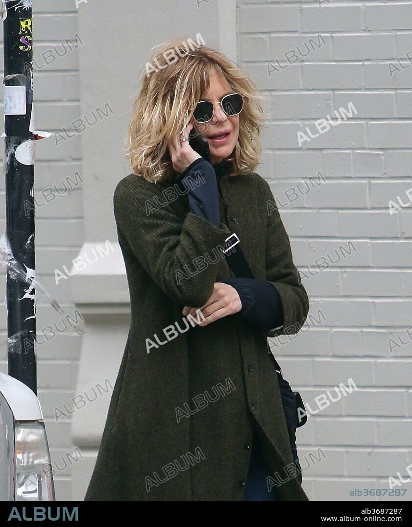 April 30, 2018 - New York, New York, United States - Actress Meg Ryan and John Mellencamp carry some artwork home as John enjoys a cigarette in Soho on April 30 2018 in New York City. 30/04/2018