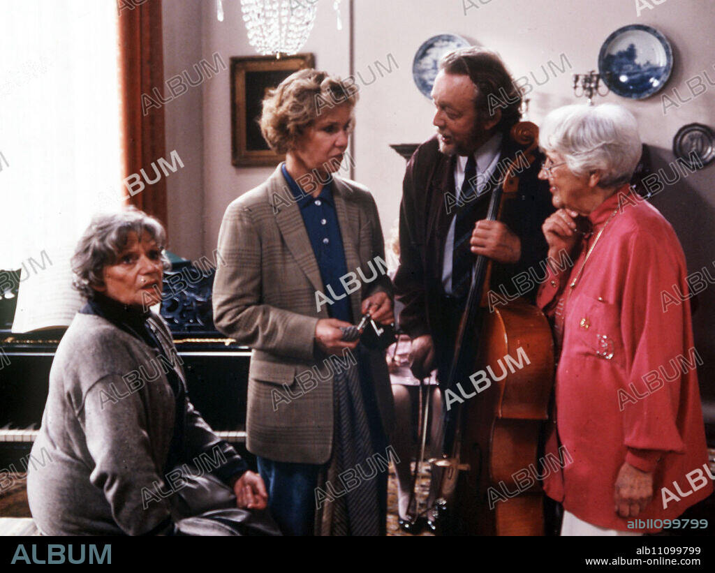 THESE DROMBUSCHS / Emergency signals / Grandma Drombusch (GRETE WURM, l.) has found a new purpose in life: together with Mrs. Werbelhoff (JANE TILDEN, r.) and friends, she has founded a musical trio. Scene with Vera Drombusch (WITTA POHL) and Mr. Achenburger (WERNER EICHHORN). From left / Headline: THESE DROMBUSCHS.
