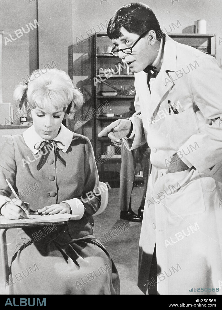 JERRY LEWIS y STELLA STEVENS en EL PROFESOR CHIFLADO, 1963 (THE NUTTY PROFESSOR), dirigida por JERRY LEWIS. Copyright PARAMOUNT PICTURES.