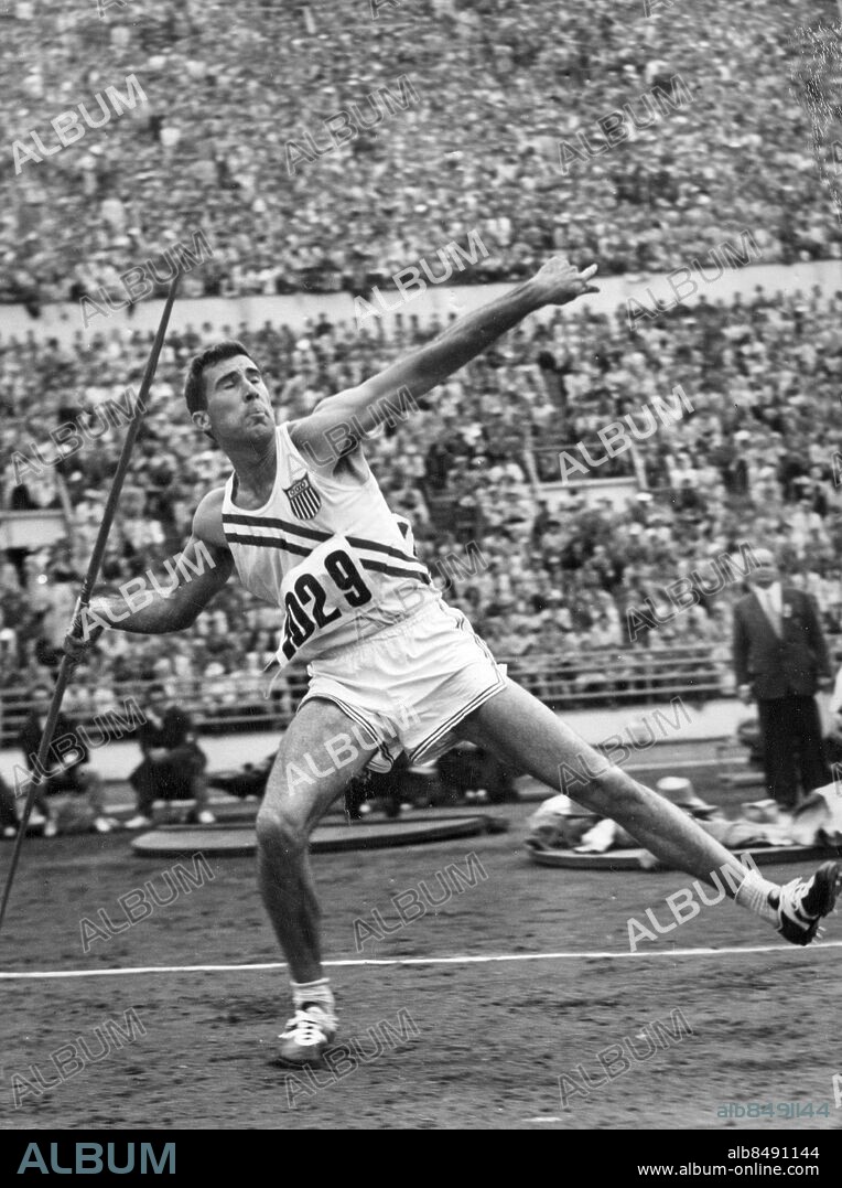 FINLAND HELSINGFORS 1952-07-23.. Cy Young (USA) vinner guld och sätter nytt olympiskt rekord i spjutkastning vid de olympiska sommarspelen 1952. Foto: Olympic World Photo Pool / AB Text & Bilder / SVT / Kod: 5600. Mapp: Spjut (O.S. 1952) I:286R. Vinnare Segrare Balans.